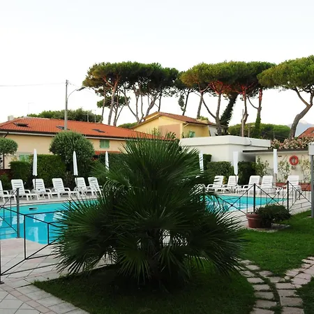 Готель Suisse Марина-ді-П'єтразанта